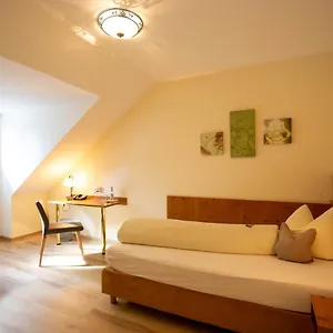 Und Göttler Josef Hotel